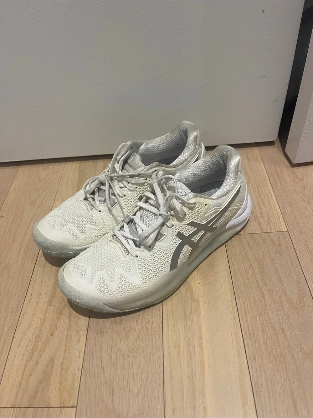 LIKE NEW ASICS Gel Resolution 8 Sneakers White Silver 7.5 Tennis Running
